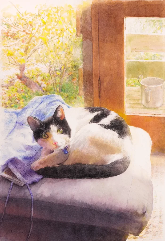 秋のやわらかな陽射しを浴び、窓際のマットレスの上でくつろぐ猫を透明水彩で描いた作品